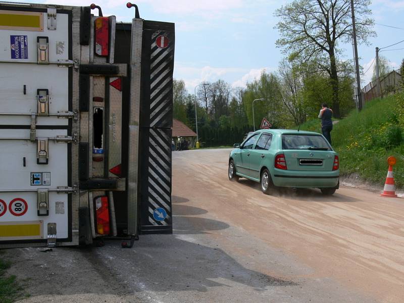 Z kamionu, který se převrátil v Opatově vyteklo 1200 litrů nafty.