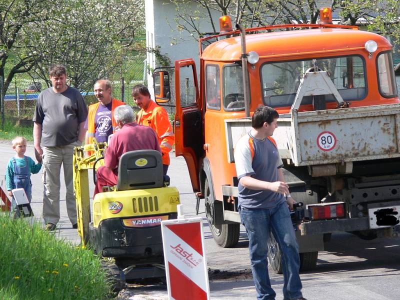 Z kamionu, který se převrátil v Opatově vyteklo 1200 litrů nafty.