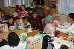 Sestřičky ze svitavské nemocnice navštívily děti v mateřské školce v Brněnci. Na plyšácích je učily poskytovat první pomoc. 