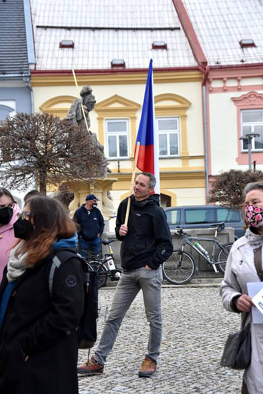 Více než stovka lidí ve čtvrtek navečer demonstrovala na náměstí v Poličce.