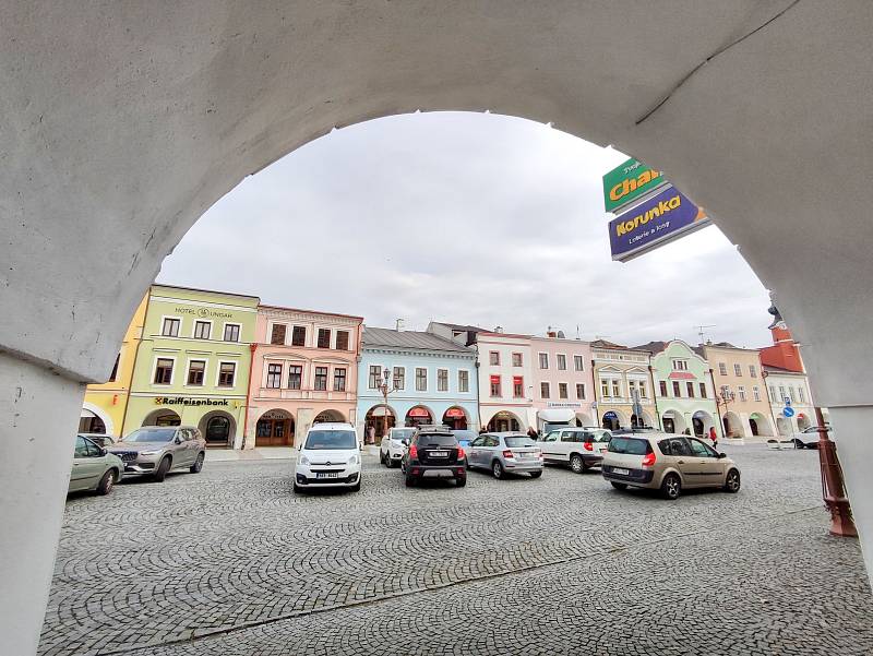 Roční parkovné ve Svitavách na náměstí patří mezi nejdražší v České republice.