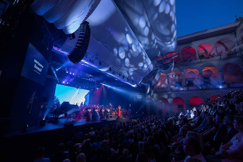 Velké finále s Police Symphony Orchestra završilo 64. ročník festivalu Smetanova Litomyšl. Překvapením večera byla francouzská zpěvačka Zaz