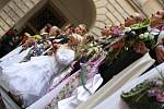 SVATBA V KROJI I V BÍLÉM.  Studenti zahradnické školy předvedli na květinové show nejdříve staročeskou svatbu a poté publikum na zámeckém nádvoří zhlédlo přehlídku současných svatebních  šatů a kytic. 