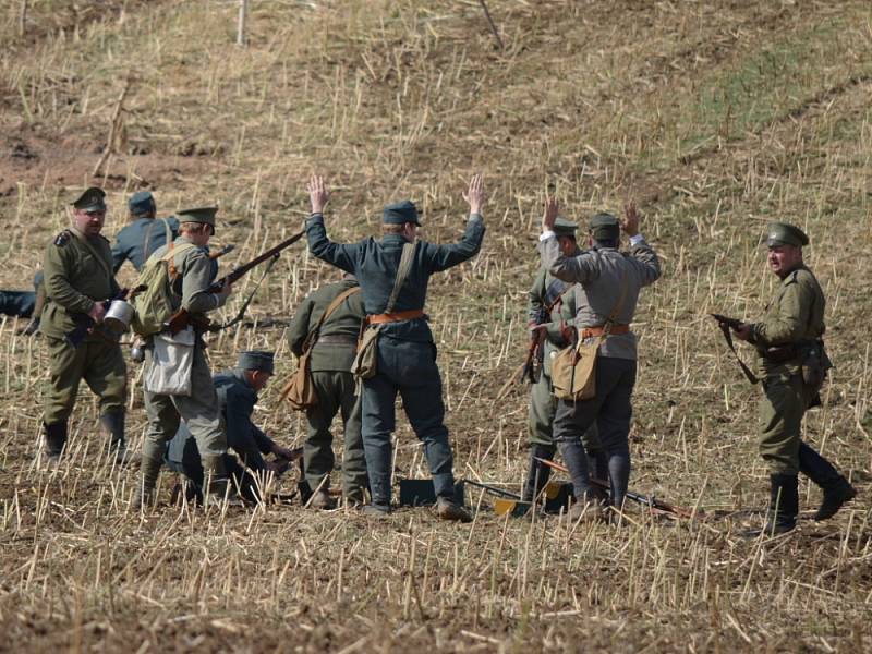 Diváci, kteří přijeli v sobotu do Mladějova,  nepřišli o pořádnou podívanou. Rakušané použili v boji proti Rusům i plamenomet. V lazaretu sténali zranění. Tomu všemu přihlíželi i dámy v dobových róbách. 