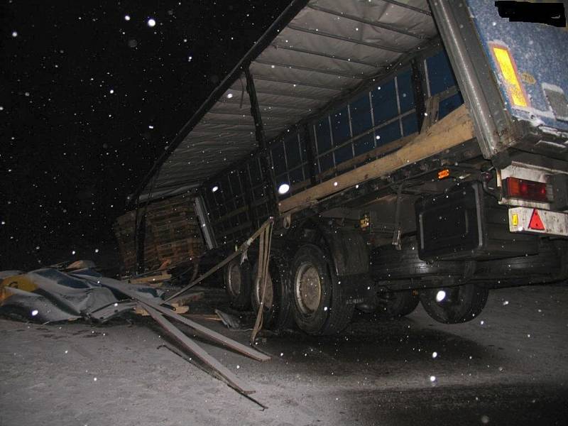 Kamion s ocelí zablokoval hlavní tah na Moravu.