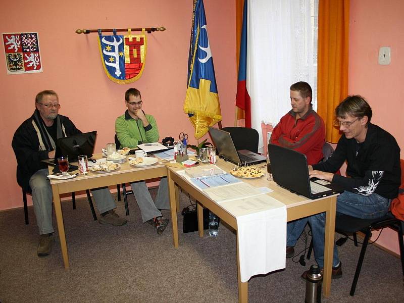 V Radkově v sobotu proběhly dodatečné komunální volby. K urně ve volební místnosti na obecním úřadě přišlo 91 ze 101 voličů.