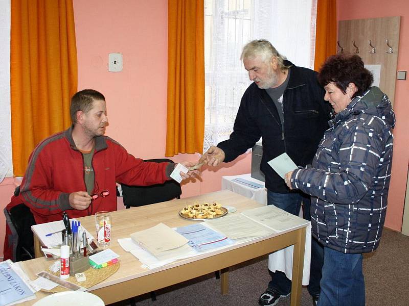 V Radkově v sobotu proběhly dodatečné komunální volby. K urně ve volební místnosti na obecním úřadě přišlo 91 ze 101 voličů.