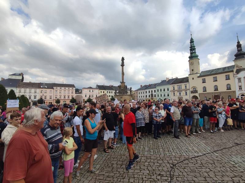 Odpůrci bývalého premiéra jsou na místě a příznivci se s ním fotí.