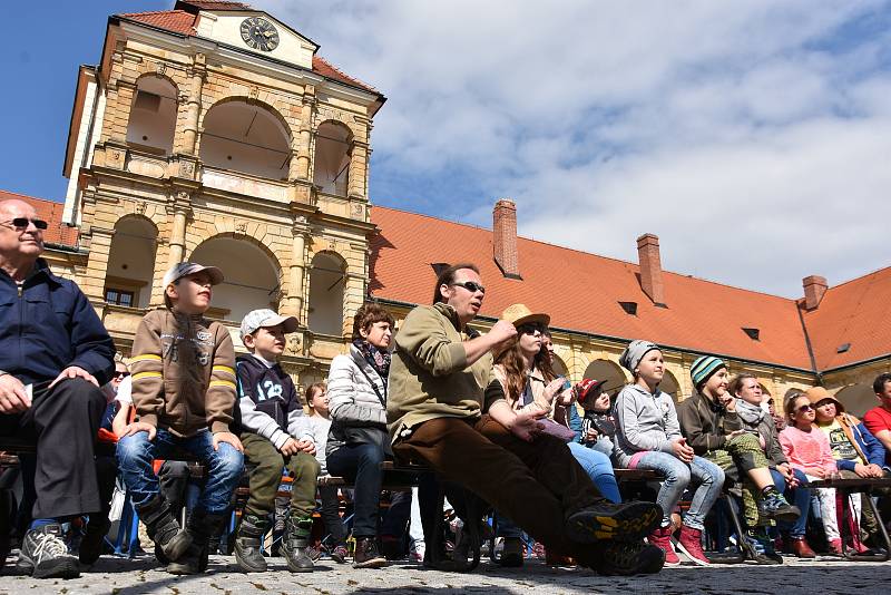 NOVÁ SEZONA na zámku v Moravské Třebové začala v sobotu vystoupením šermířů a kejklířů. Nádvořím zněla taky středověká hudba.