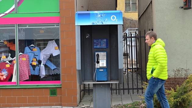 Telefonní budka na ulici Erbenova bude minulostí. Ve Svitavách zbude posledních jedenáct veřejných automatů.