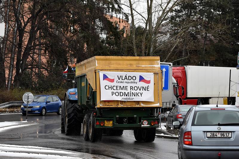 Zemědělci na Litomyšlsku se připojili k celostátní protestní akci a vyjeli na hlavní tah I/35 s technikou a transparenty.