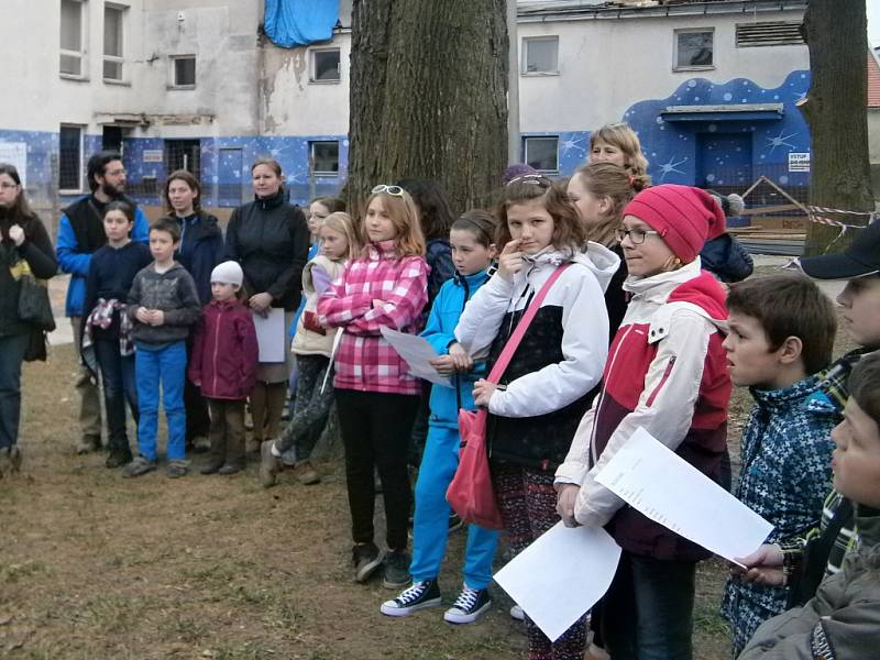 STROMY před nemocnicí brzy padnou. Symbolické rozloučení se však neneslo v pesimistickém duchu. 