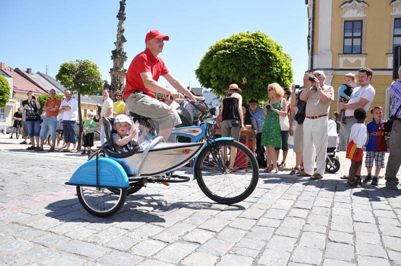 Stará kola  nejsou jen na  dívání. To v Poličce dokázali všichni  cyklisté, kteří na historických bicyklech dorazili. Zúčastnili se totiž závodu kolem radnice.