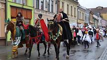 TŘI KRÁLOVÉ na koních společně s koledníky se v sobotu v Poličce vydali na svou pouť. Jako první přispěl do kasiček Tříkrálové sbírky farář Miloslav Brhel. Všem požehnal.