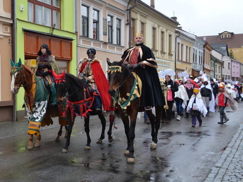 TŘI KRÁLOVÉ na koních společně s koledníky se v sobotu v Poličce vydali na svou pouť. Jako první přispěl do kasiček Tříkrálové sbírky farář Miloslav Brhel. Všem požehnal.