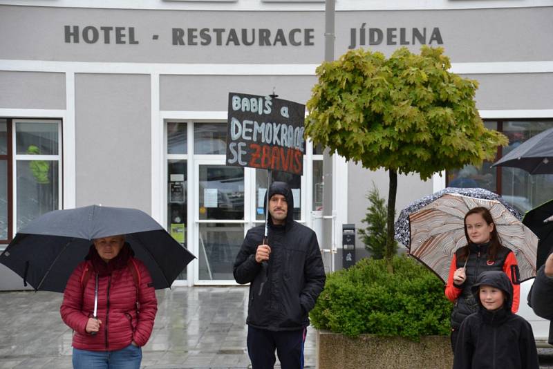 Necelé dvě stovky obyvatel se zúčastnily v úterý v Poličce shromáždění na podporu justice a požadavků spolku Milion chvilek.