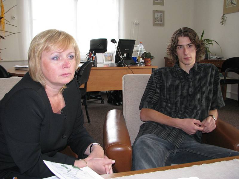 Ředitelka Ivana Hynková a student Petr Bubeníček.