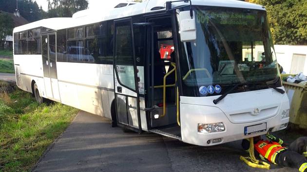 Školní autobus sjel v Brněnci do příkopu