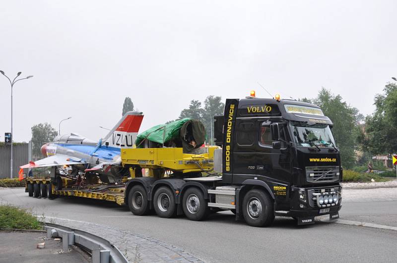 Tahač s letounem MiG-21 včera ráno vyjel z Hradce Králové a přes Vysoké  Mýto, Litomyšl (na snímku) a  Moravskou Třebovou zamířil  do Olomouce.  Nadměrný náklad  o délce 21,8 metru, šířce 7,2 metru  a výšce 4,5 metru   komplikoval provoz  na silnici I/35.