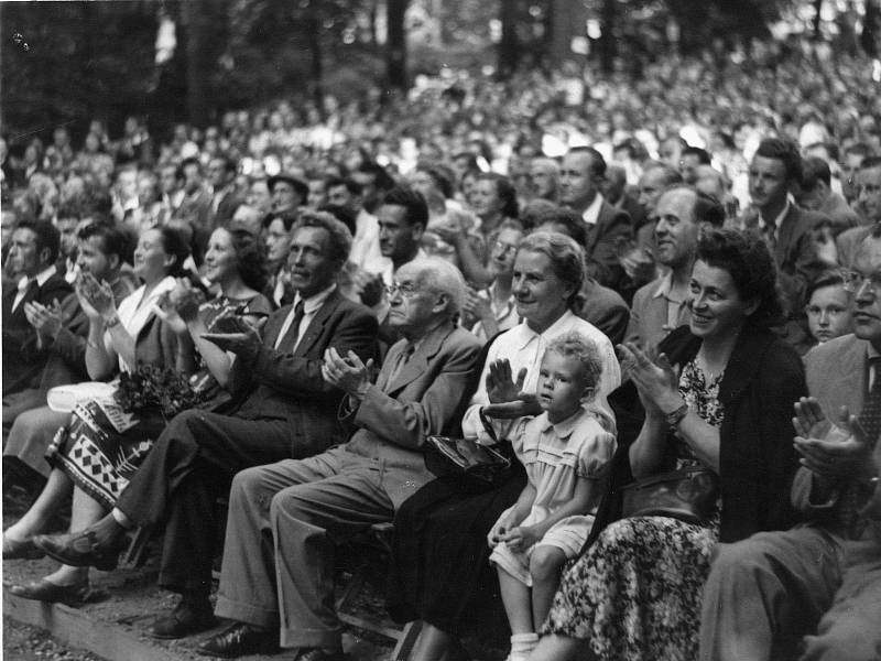 Zdeněk Nejedlý při smetanovských oslavách v zámeckém parku v roce 1952; vpravo od Nejedlého sedí Marie Drbohlavová, nalevo od něho je předseda místního národního výboru Josef Dlouhý, ministrova vnučka Hana a dcera Zdenka Nedvědová.