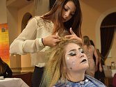 Budoucí kadeřnice se na školní soutěži v Poličce vydaly do pohádky.