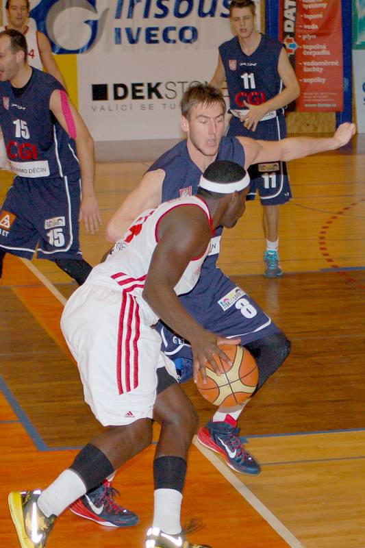 V kleštích kvalitního děčínského soupeře se ocitli svitavští basketbalisté. Pouze třiašedesát bodů bylo na výhru málo.