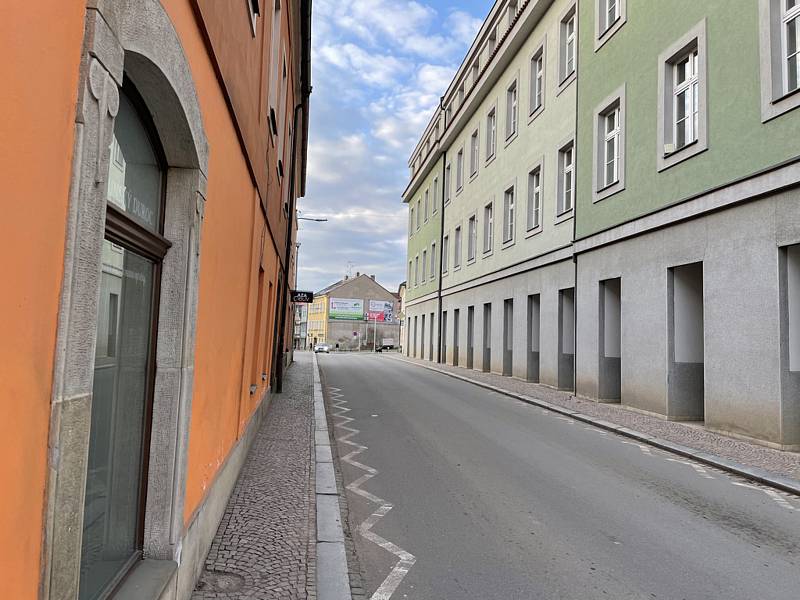 Jindy plná podloubí a ulice Litomyšle zejí o víkendech v Litomyšli prázdnotou. Stejně tak Klášterní zahrady. Podívejte se na "vylidněné" město.