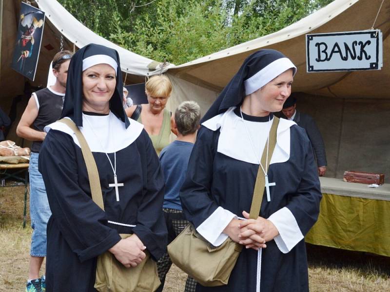 Diváci, kteří přijeli v sobotu do Mladějova,  nepřišli o pořádnou podívanou. Rakušané použili v boji proti Rusům i plamenomet. V lazaretu sténali zranění. Tomu všemu přihlíželi i dámy v dobových róbách. 