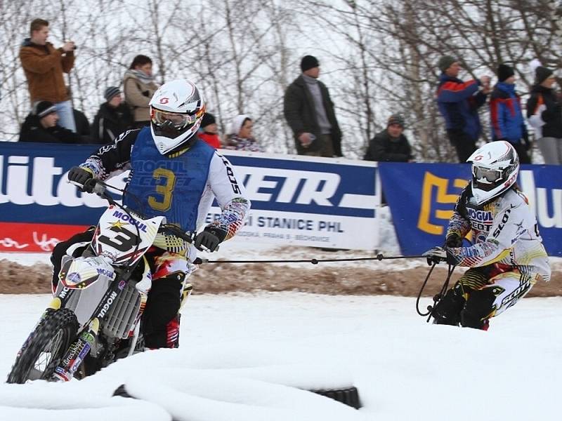 NOVINKY, KTERÉ pořadatelé zavedli do motoskijöringového šampionátu, se osvědčily a přispěly ke zdařilému průběhu.