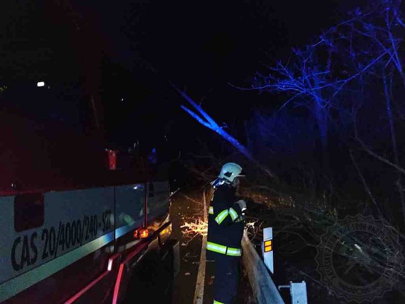 Pozor na silný vítr. Létají kusy střech i trampolína.