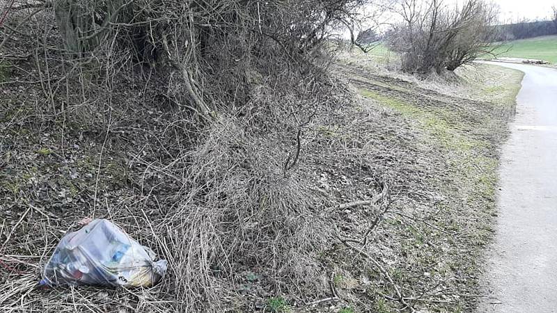 Příkopy cest uklízeli lidé také v Příluce na Svitavsku. "K této bohulibé akci nás na poslední chvíli "vyprovokoval" Honza Vavřín ze skupiny Ukliďme Česko v Litomyšli (a okolí) . Úklid proběhl na všech komunikacích v katastru obce. Potkali jsme při úklidu 