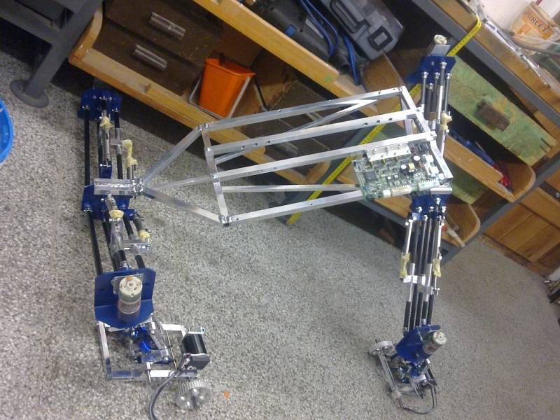 MAREK VOTROUBEK ve vynálezech pokračuje. Staví robota, který bude pomáhat postiženým lidem.