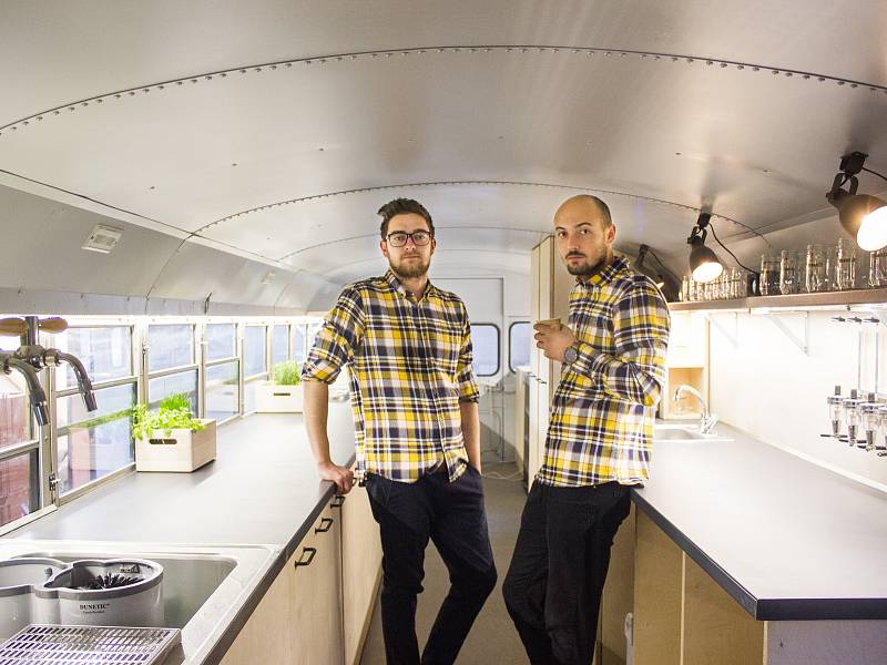Michal Vodehnal a Martin Dvořák přestavěli starý školní autobus z USA na pojízdnou hospůdku.