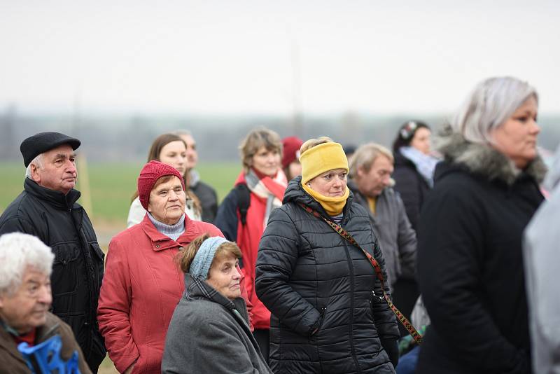 V Čisté otevřeli 17. listopadu u Fajmonovy lípy vyhlídkový chodník.