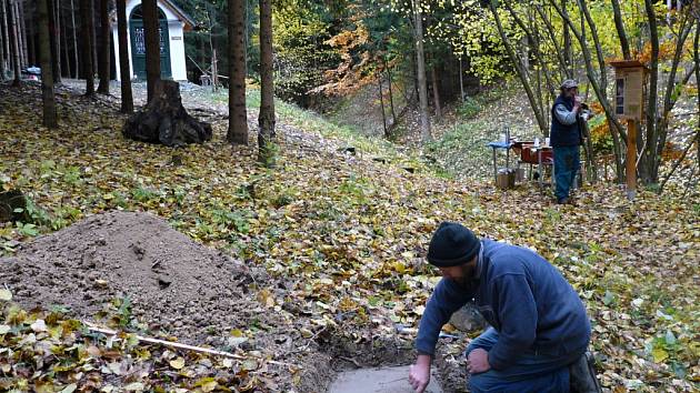 Oprava křížové cesty ke Schlesingerově kapli ve Vysokém lese