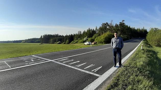 Historik Ondřej Mlejnek (na snímku) se svým kolegou namalovali hraniční ukazatele na silnici I/34 u Vendolí a na I/35 u Opatovce na Svitavsku. Škoda dosáhla podle vyšetřování 7000 korun, nápisy má odstranit „odborná firma“.