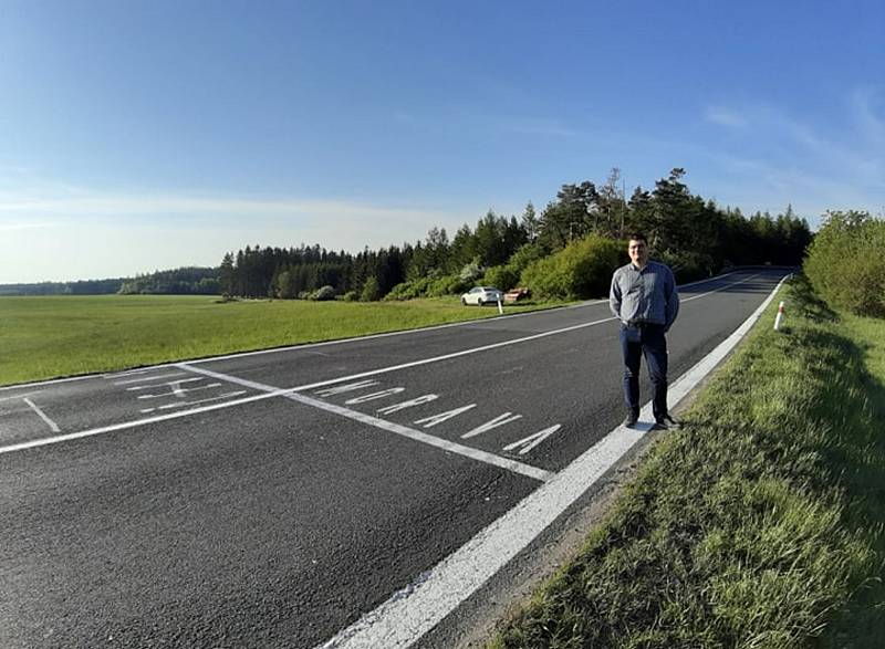 Historik Ondřej Mlejnek (na snímku) se svým kolegou namalovali hraniční ukazatele na silnici I/34 u Vendolí a na I/35 u Opatovce na Svitavsku. Škoda dosáhla podle vyšetřování 7000 korun, nápisy má odstranit „odborná firma“.