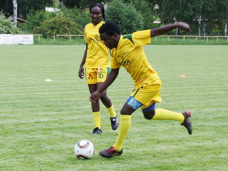 Den pro Afriku. Afričané oslavili v Policče svůj den. Zahráli si fotbal s vrstevníky ze Svitavska. Ženy pletly dívkám půvabné účesy. Návštěvníkům nabízely také speciality africké kuchyně. 