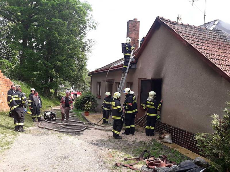 Střecha domu začala hořet asi od letošního sena.