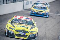 Ford Mustang pilotovaný litomyšlským Martinem Doubkem je v poli Nascar Series 2016 pořádně vidět.