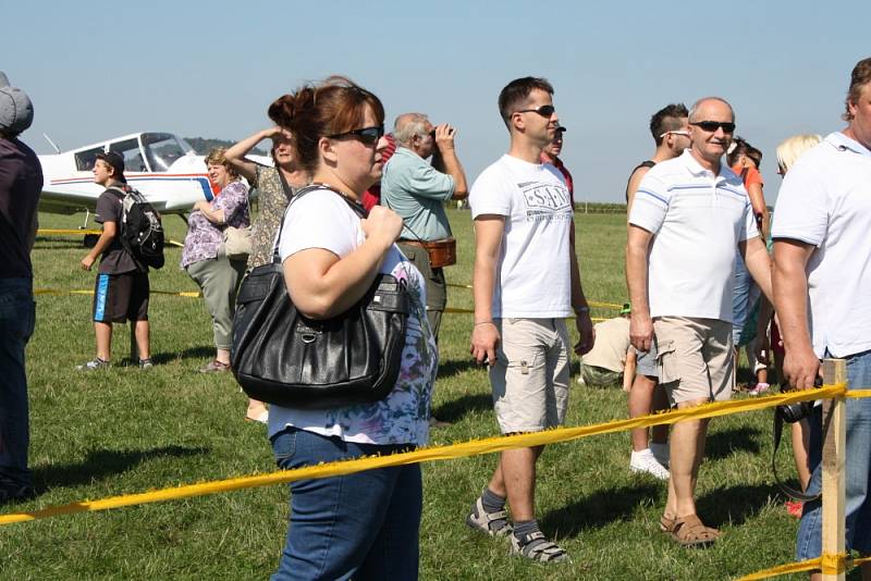 LETIŠTĚ VE STARÉM MĚSTĚ u Moravské Třebové má novou vzletovou a přistávací dráhu. Slavnostně ji tamní Aeroklub a letecké centrum uvedly do provozu leteckou show. 