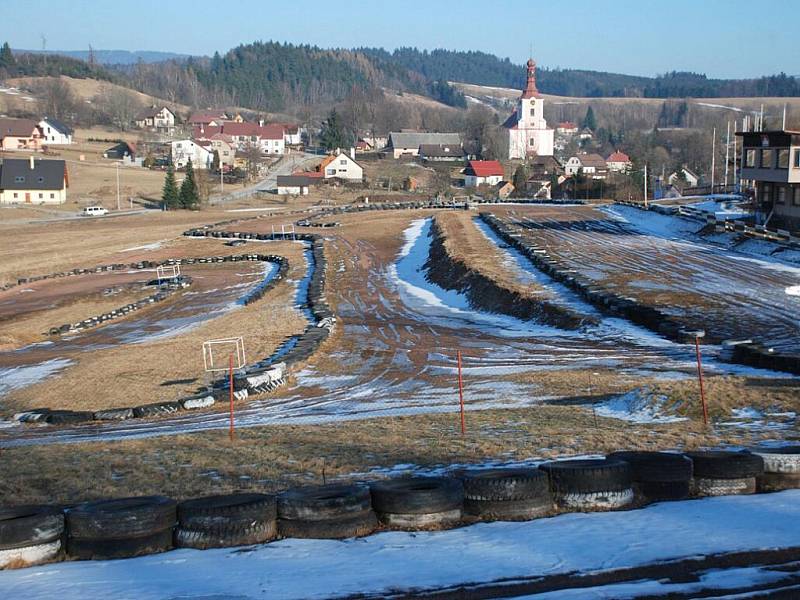 Slavnostním vyhlášením mistrů republiky v Dobřanech v Orlických horách skončila letošní domácí sezona v motoskijöringu.