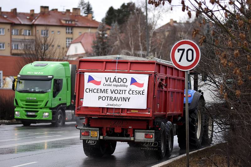 Zemědělci na Litomyšlsku se připojili k celostátní protestní akci a vyjeli na hlavní tah I/35 s technikou a transparenty.