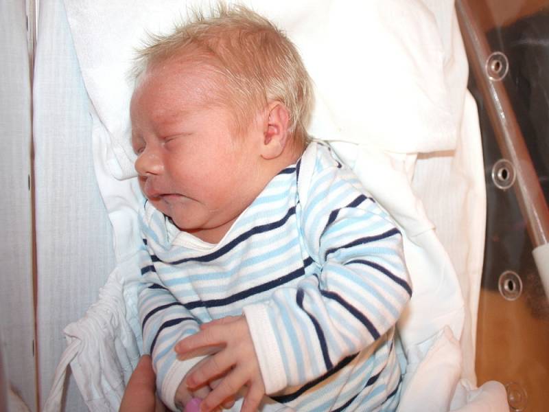 SAMUEL ŠEVČÍK. Chlapec se narodil 26. února v 1.31 hodin v Litomyšli. Vážil 3,5 kilogramu a měřil 49 centimetrů. S rodiči Lenkou a Petrem bydlí v Dlouhé Třebové.