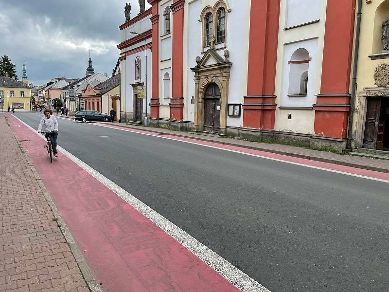 Cyklopruhy z centra Moravské Třebové postupně zmizí a na nové silnici už ani nebudou.