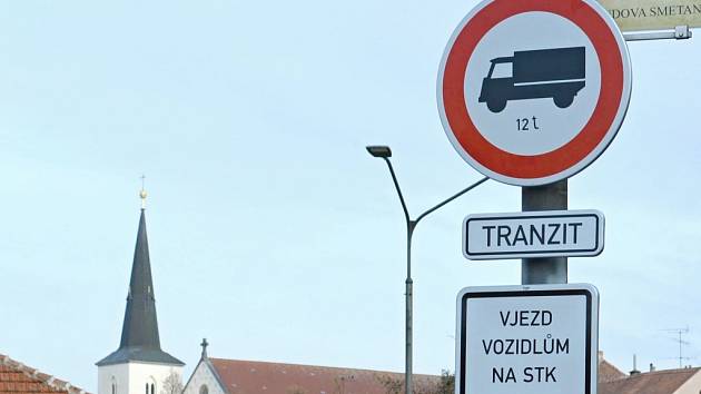 Dopravní značka zakazující vjezd nákladní dopravě nad 12 tun v Litomyšli