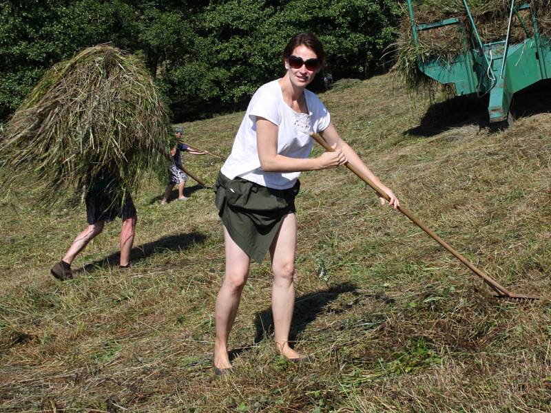 Dobrovolníci zachraňovali rostliny v chráněné oblasti Damašek.