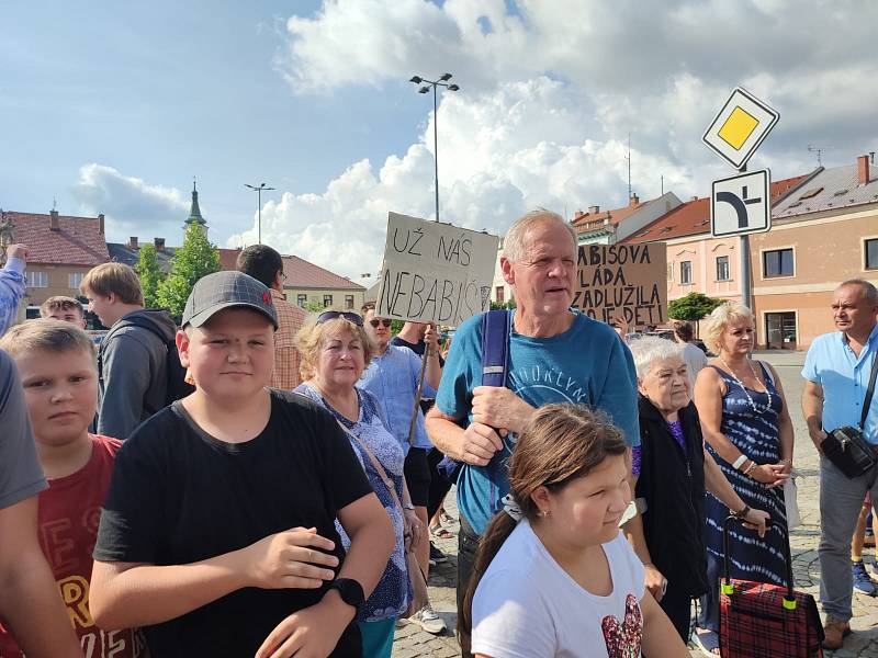 Na Andreje Babiše, Alenu Schilerovou a Karla Havlíčka čekali v Jevíčku jeho příznivci i odpůrci.