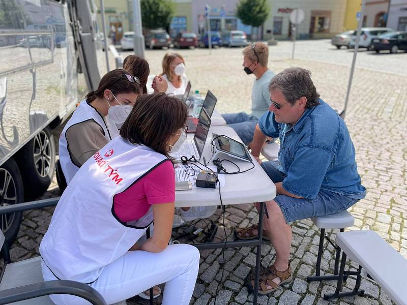 Očkovací kamion v Moravské Třebové. Před polednem už byl klid, ráno se zde ovšem tvořily fronty