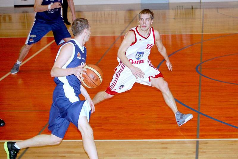 Ani jednou během čtyřiceti minut nepustili svitavští basketbalisté  západočeské protivníky do vedení. I když to v prvním poločase několikrát vypadalo, že se hosté už už chystají převzít otěže střetnutí do svých rukou, domácí jim to nedovolili.